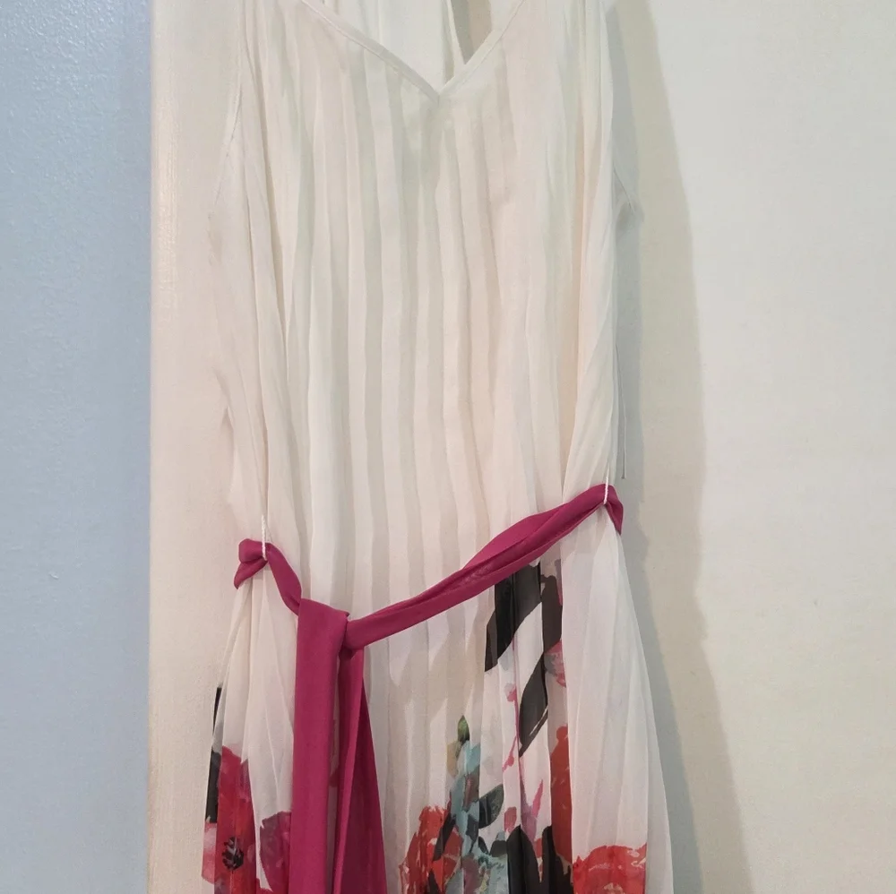 Women's Bisou Bisou Maxi Pleated White With Flower Design, Size 16 - Picture 8 of 15